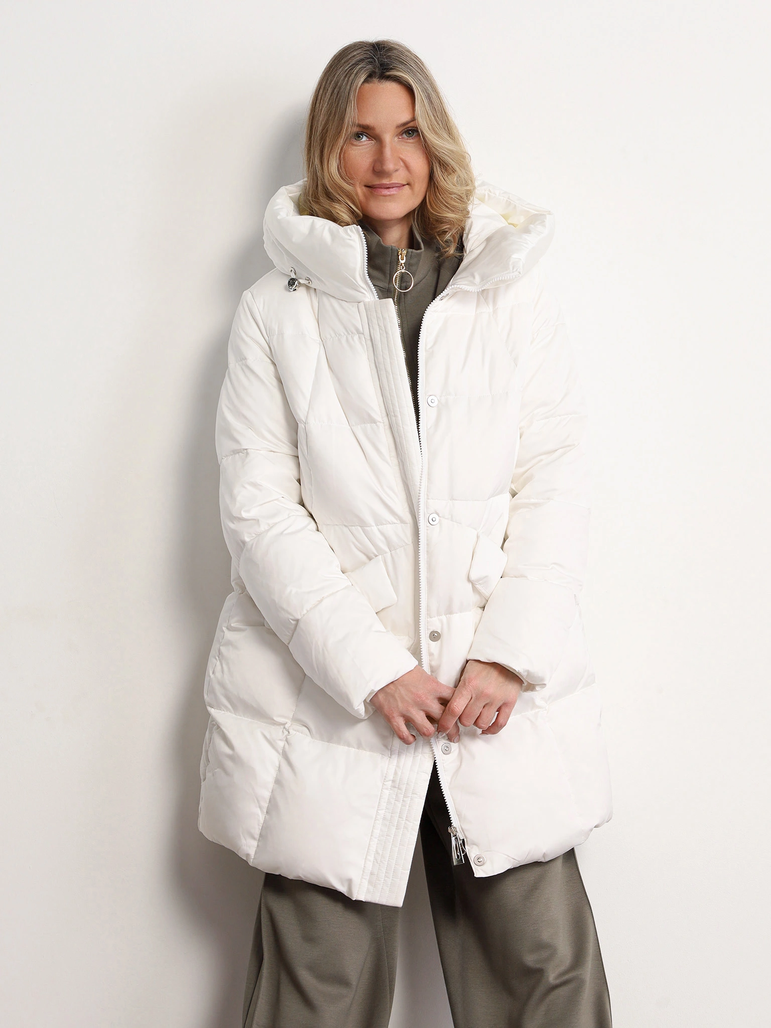 Пуховик белого цвета с капюшоном